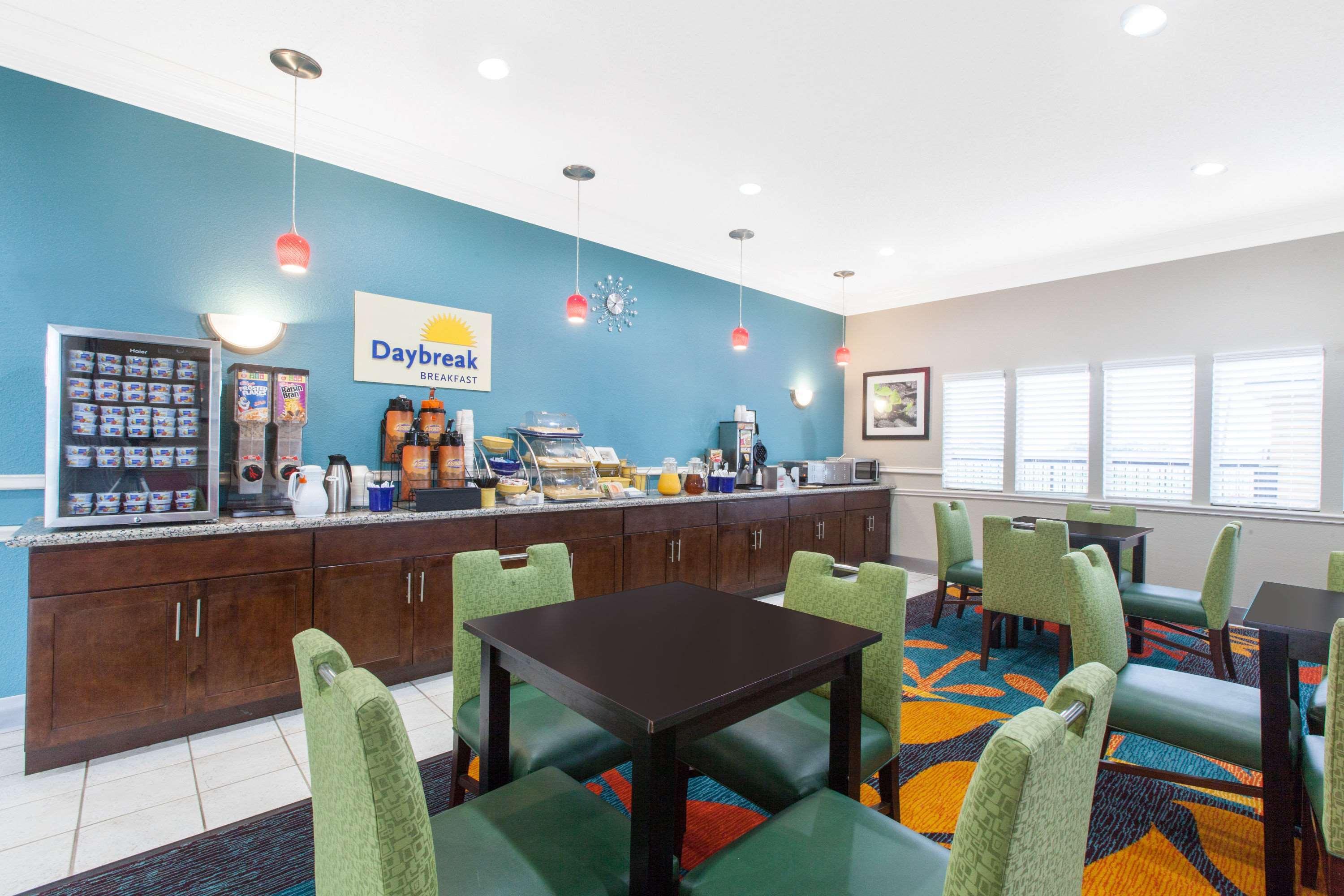 Days Inn By Wyndham Ennis Exterior photo